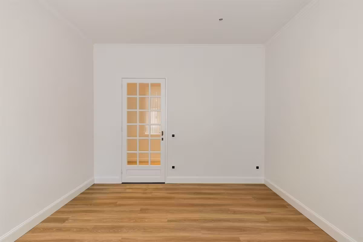 Lichtrijke, instapklare studio te huur in statig gebouw