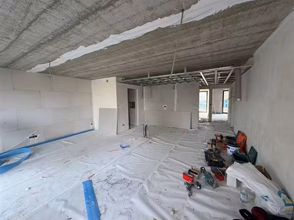 Modern gelijkvloers appartement met 2 slaapkamers en tuin