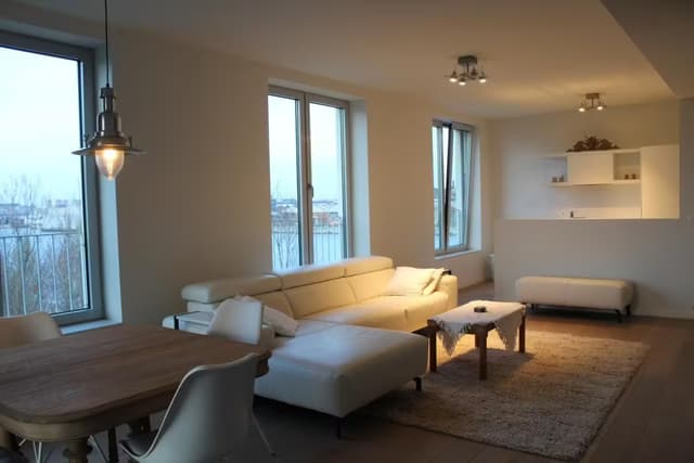 Bemeubeld appartement met terras en zicht op het Eilandje