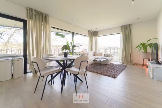 Modern appartement met staanplaats in groene parktuin