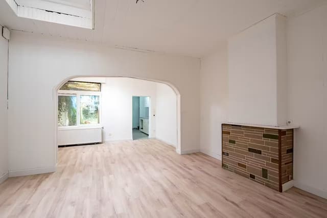 Ruim en recent vernieuwd gelijkvloers appartement met tuin