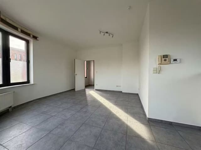 Gerenoveerd hoekappartement met 2 slaapkamers in Merksem