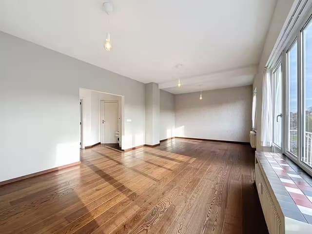 Mooi 2-slaapkamer appartement op de bovenste verdieping met garage