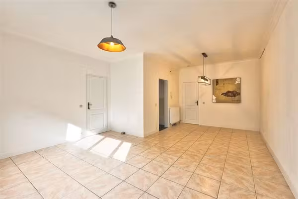 Gelijkvloers appartement met 4 slaapkamers en tuin in centrum Wilrijk