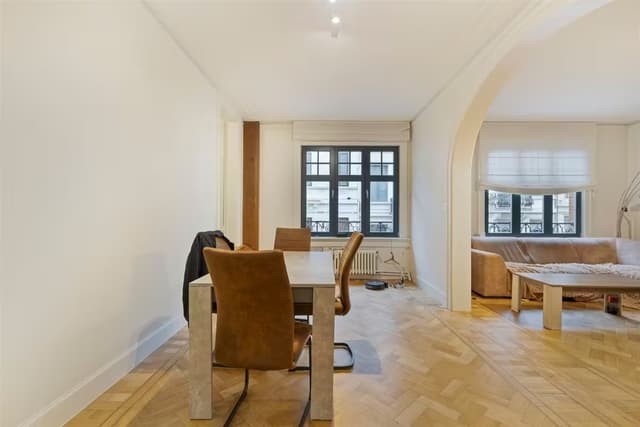 Charmant 2-slaapkamerappartement in prachtige art-deco woning