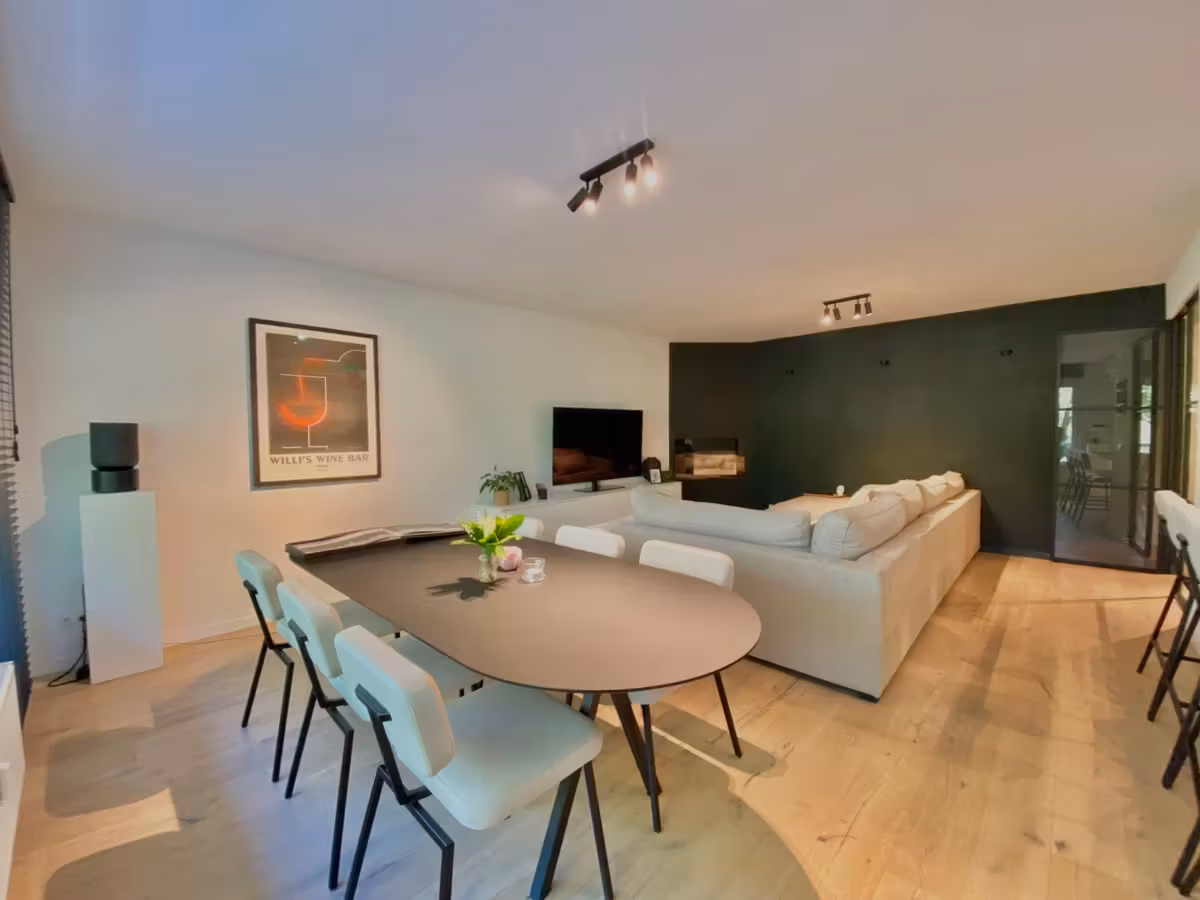 Gerenoveerd appartement met terras op Linkeroever