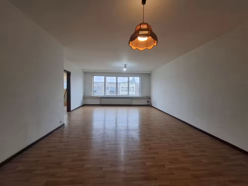 Ruim appartement met binnen parking in Merksem