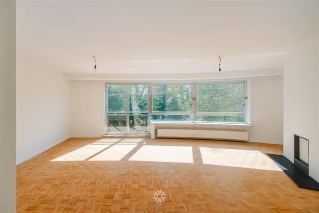 Instapklaar twee slaapkamer appartement met zicht op het park