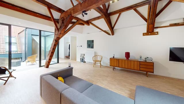 Ruim appartement met vier slaapkamers en terras in Antwerpen Centrum
