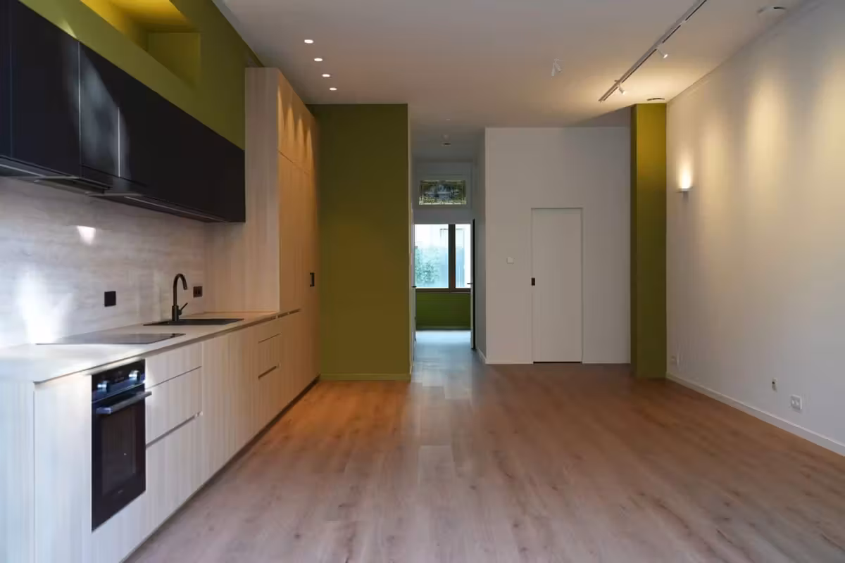 Gerenoveerd 1 slaapkamer-gelijkvloersappartement met groene stadstuin