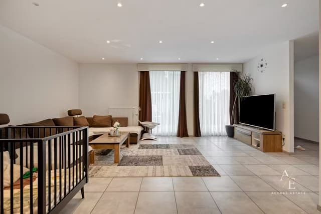 Ruime gelijkvloerse woonst met 3 slk. en inpandige garage