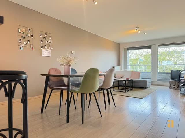 Zon, ruimte & torens: dit lichtrijke appartement heeft het allemaal!