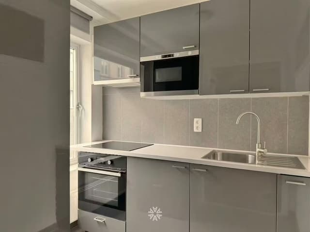 Lichtrijke en ruime studio met balkon te huur in Gent