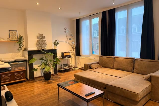 Witte gevel met tuin en véél ruimte