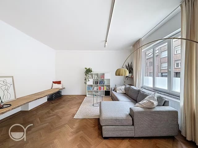 Ruim gelijkvloers 1-slaapkamerappartement met stadstuintje en garagebox
