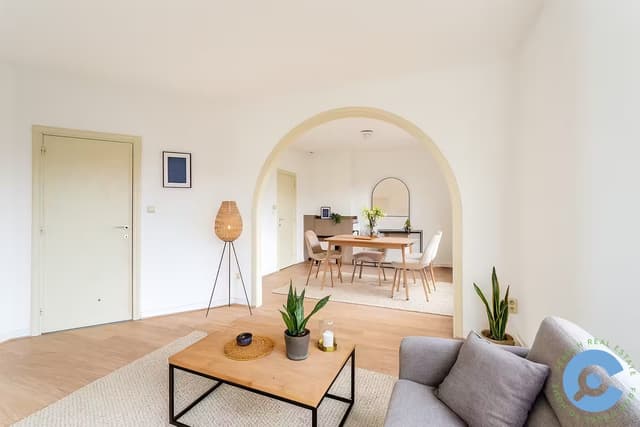 Lichtrijk hoekappartement met 2 slaapkamers in Wilrijk