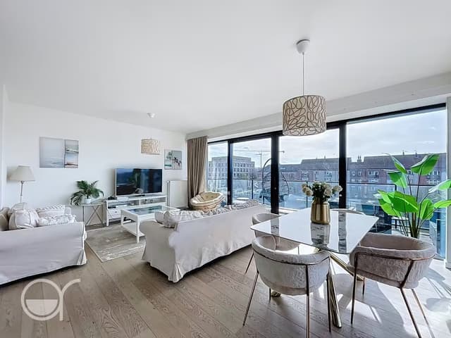 Lichtrijk 2-slaapkamerappartement met terras, kelderberging en autostaanplaats