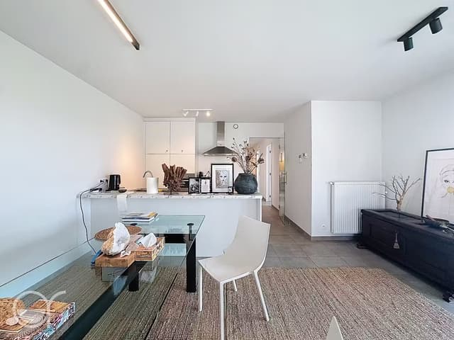 Lichtrijk tweeslaapkamerappartement met staanplaats