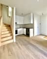 Nieuwe moderne half-open bebouwing met privé plein