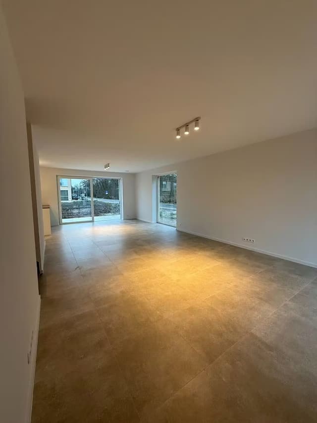 Moderne en energiezuinige hoekwoning met tuin