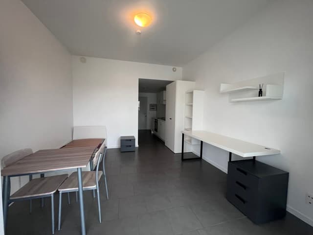 Gemeubelde studio met balkon in Antwerpen