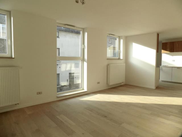 Gerenoveerd 2-slaapkamer appartement met carport