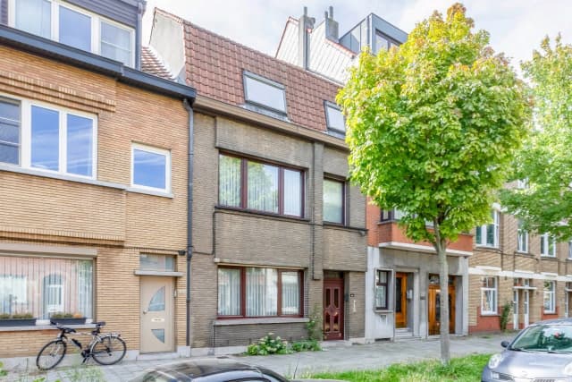 Ruime woning met tuin en dubbele garage in Gent