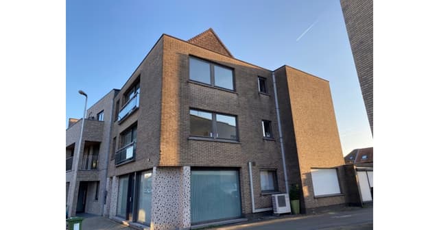 Gerenoveerd ruim gelijkvloers appartement met koertje en garage