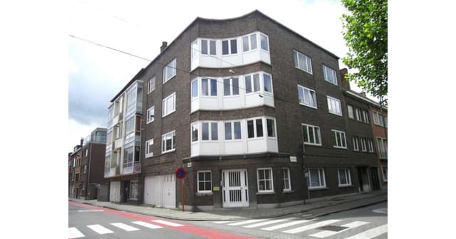 Deels vernieuwd ruim appartement met 3 slaapkamers dichtbij St.-Pietersstation