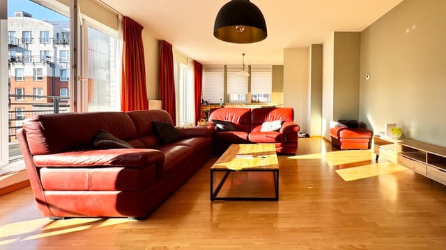 Lichtrijke duplex met 2 slaapkamers en groot terras in Jette