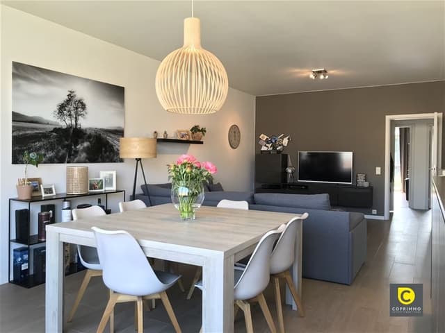 Instapklaar 2-slaapkamer appartement met terras in Berchem