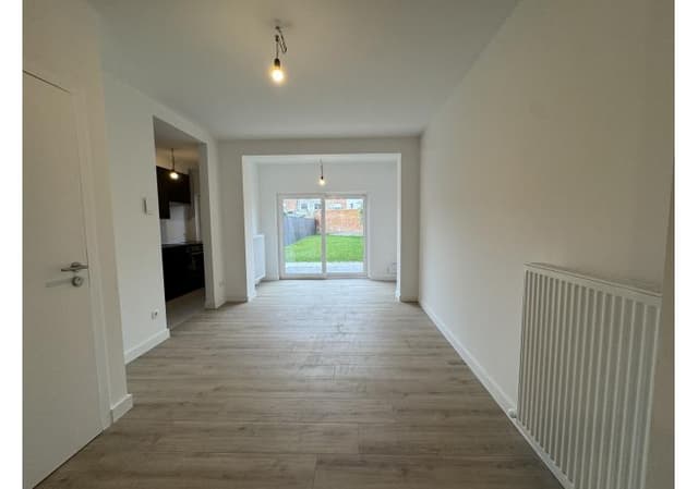 Gerenoveerd gelijkvloers appartement met tuin te huur