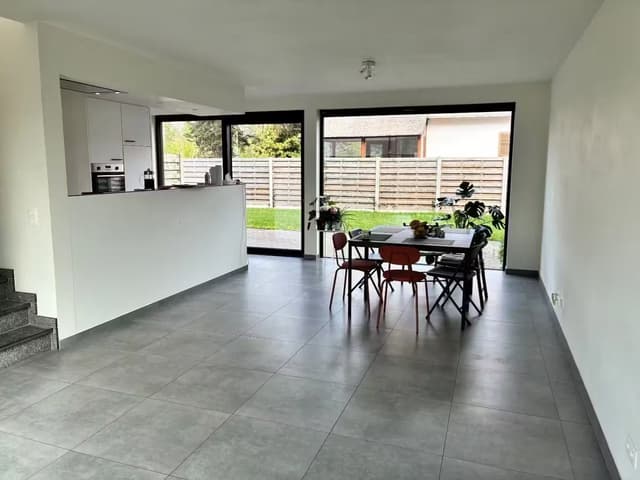 Nieuwbouwwoning met terras en tuin in Gent