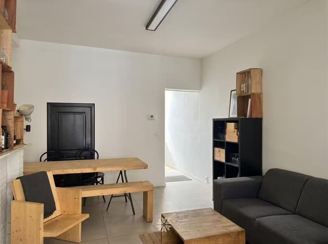 Gerenoveerde rijwoning met gezellige binnenkoer te huur nabij Gent-Sint-Pietersstation